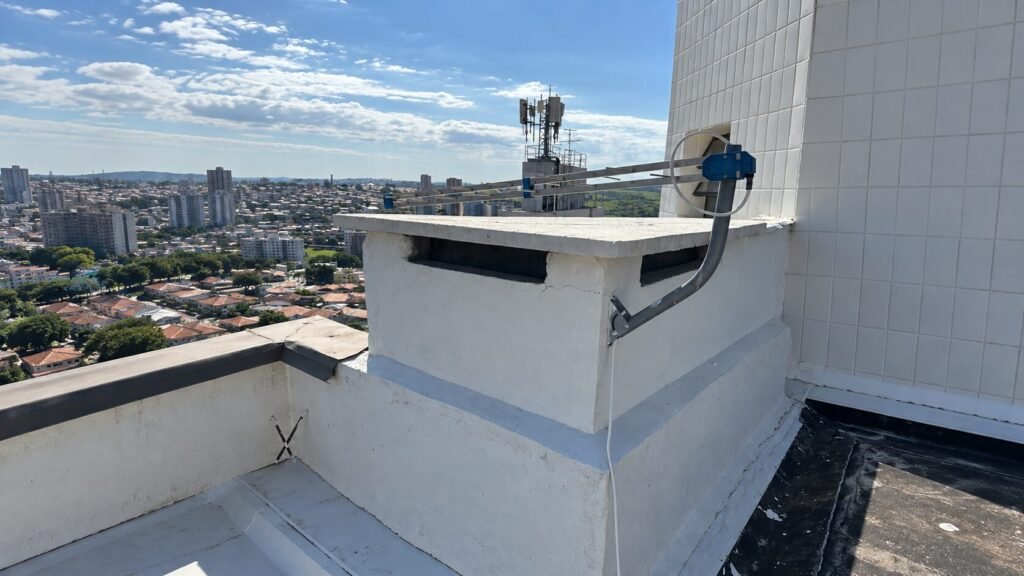 Vista da cobertura de um condominio atendido pela RENOV-AR, com skyline da cidade ao fundo